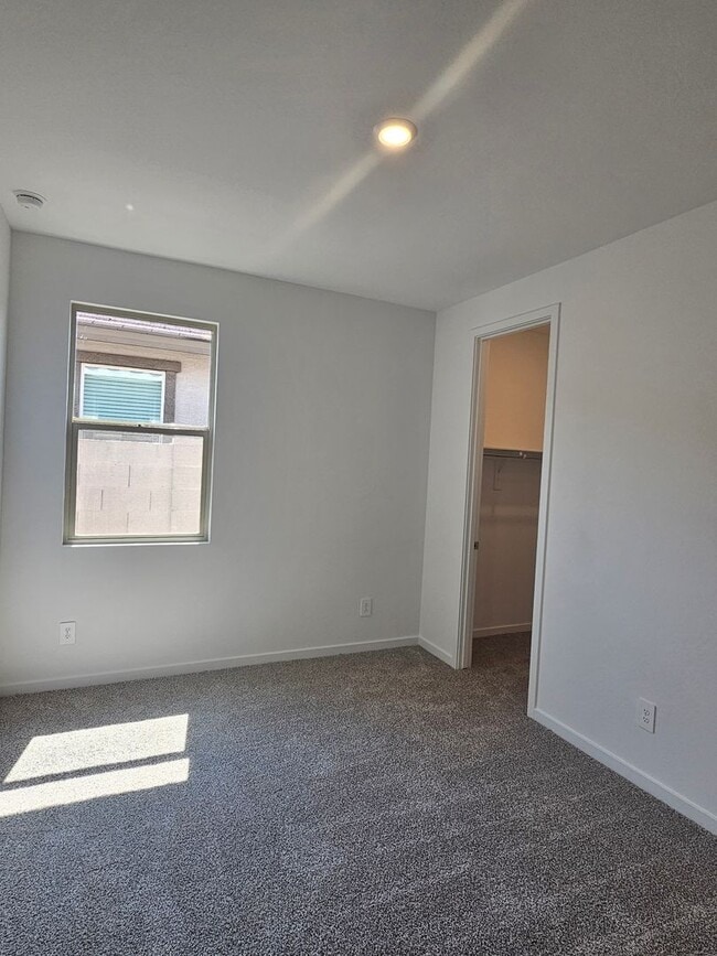 Building Photo - Beautiful new build w mountain views