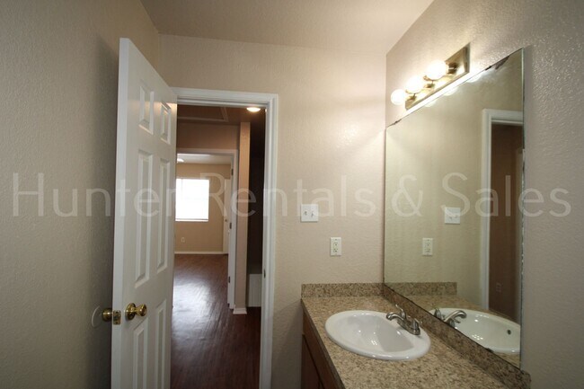 Building Photo - Spacious Three-Bedroom!
