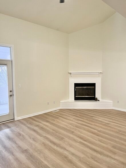 Living Room w/ gas fireplace - 984 22nd Ave