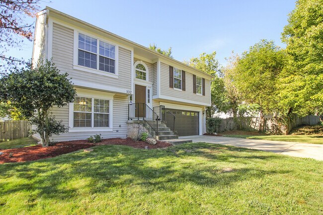 Building Photo - FENCED IN YARD!!!  Beautiful 4/3 UPDATED SF Home in Gaithersburg