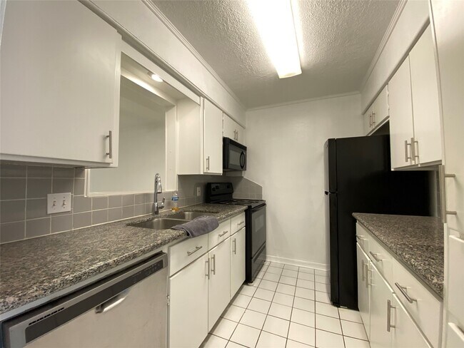 Building Photo - 10682 Hazelhurst Dr