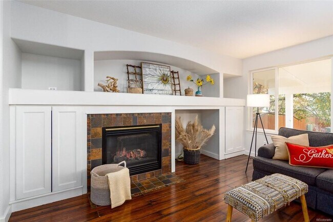 Building Photo - AMAZING 4 Bed 4 Bath Single Family Home in...