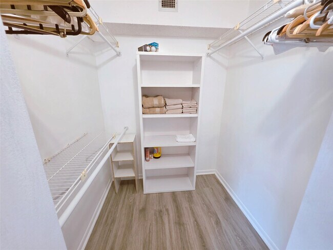 Building Photo - 7145 Huntington Ln