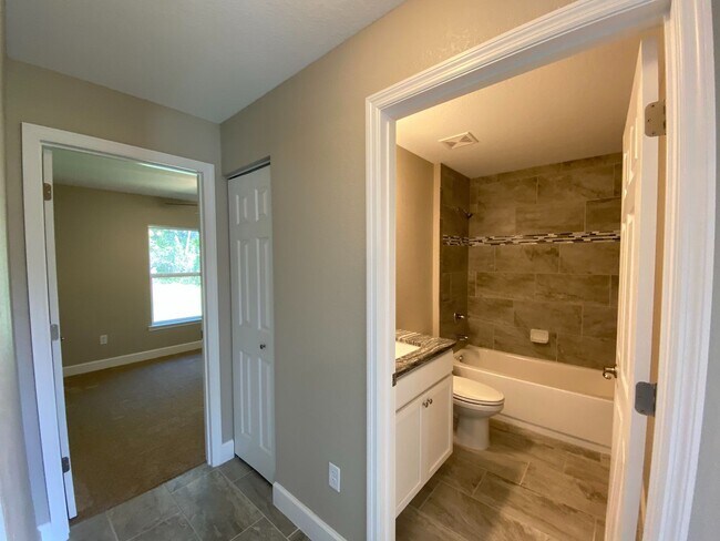 Building Photo - Desirable SW Ocala Neighborhood 3/2/2 **Wo...
