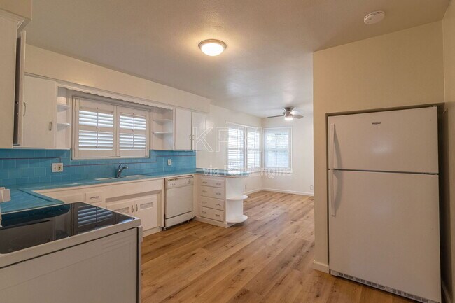 Building Photo - 966 W Mariposa Ave