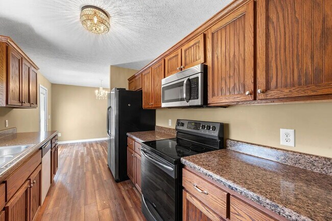 Building Photo - Move-In Ready Cottage on 1.36 Acres with L...