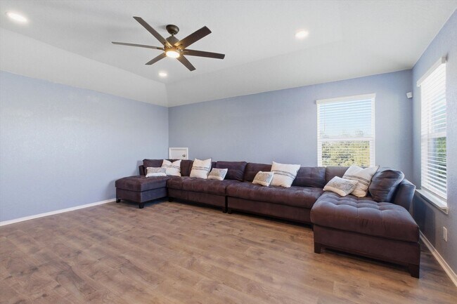 Building Photo - The Perfect Blend of Comfort and Community...