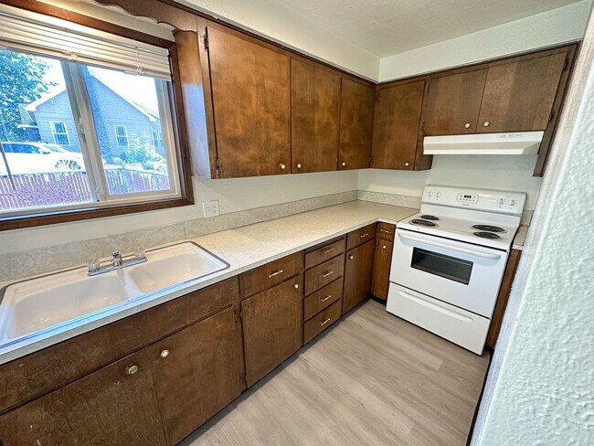 Building Photo - EVERGREEN1574-1594