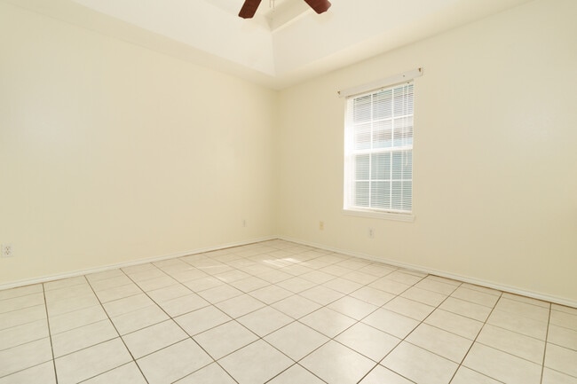 Building Photo - 1107 Stonehaven Blvd