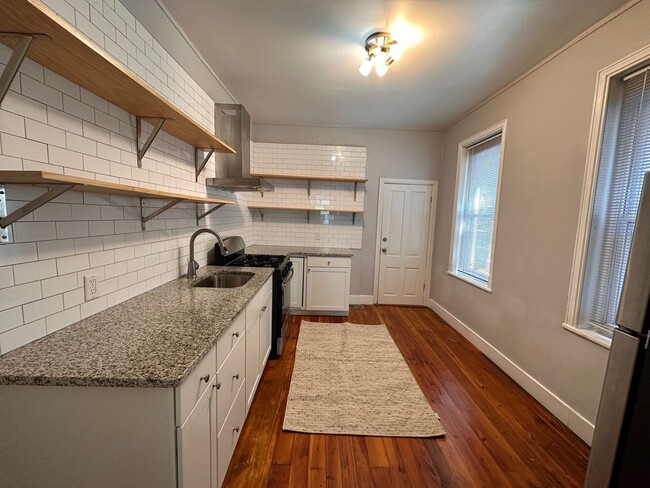 Building Photo - Old charm mixed with new finishes. Beautif...