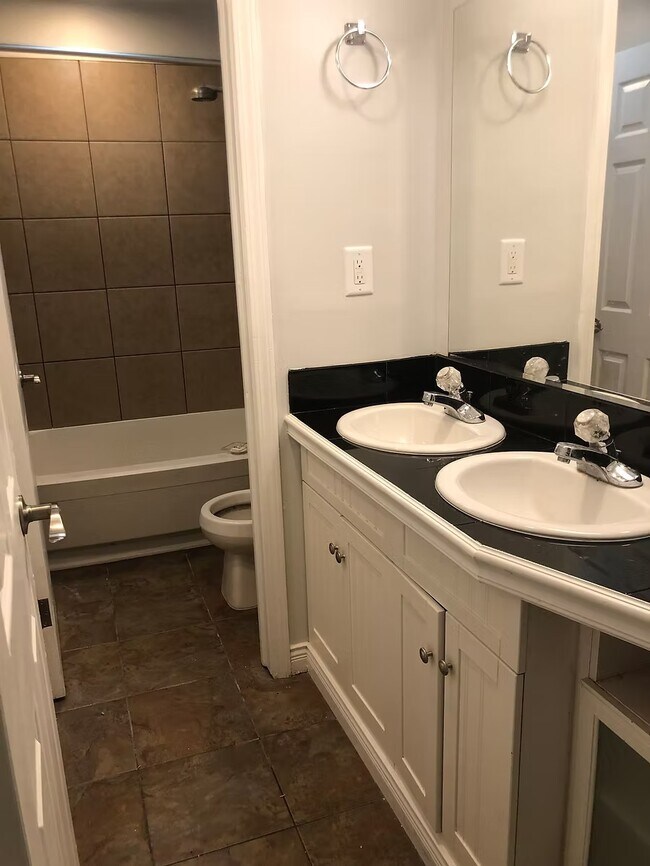 206-1 bath1 - 206 N. Normal