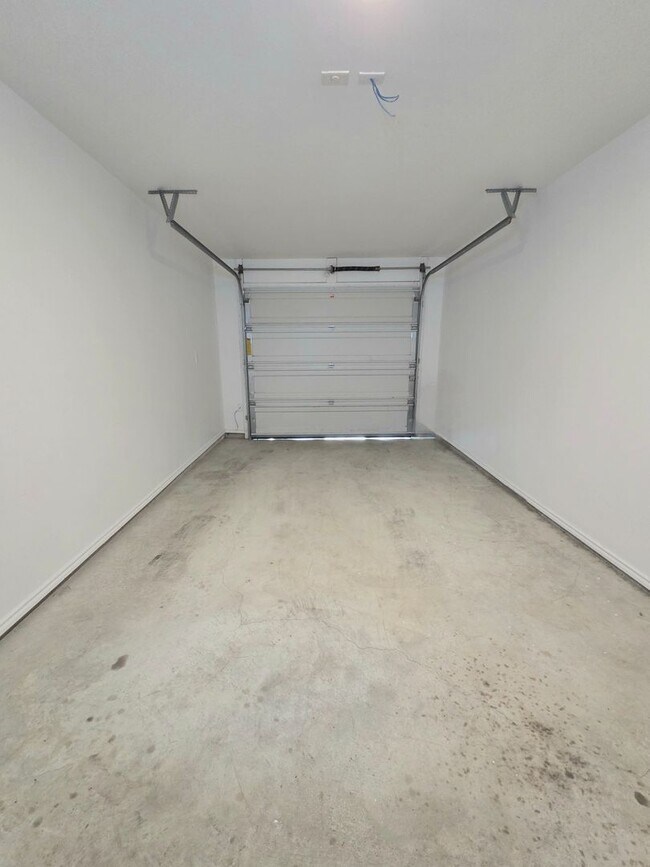 Building Photo - AVAILABLE NOW (SECTION 8 ACCEPTED)