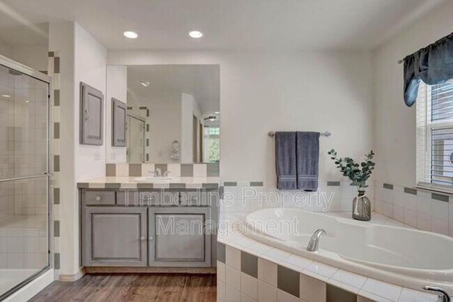 Building Photo - 2030 Silver Creek Dr