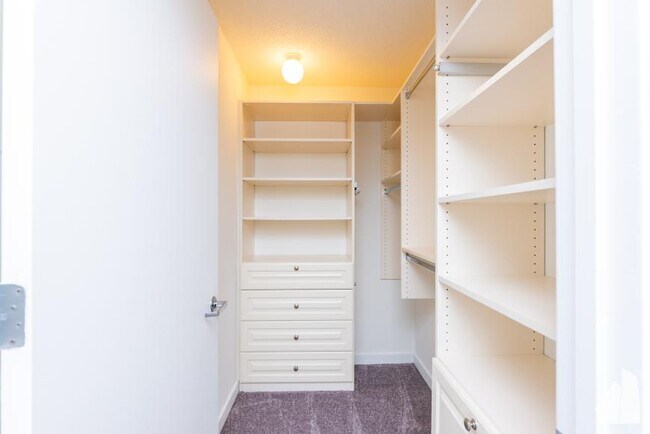Building Photo - 2 bedroom in Chicago IL 60654