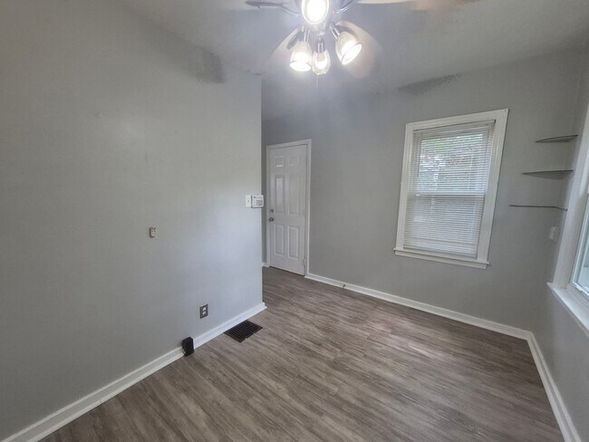 Building Photo - 622 Crestmore Ave