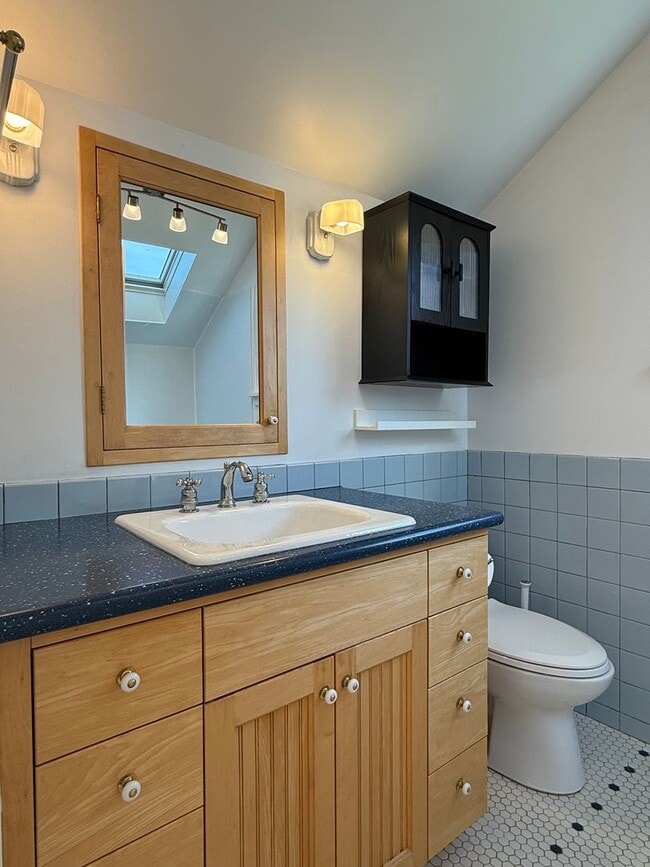Building Photo - 3BR Tudor Home 1/2 Block from Greenlake!