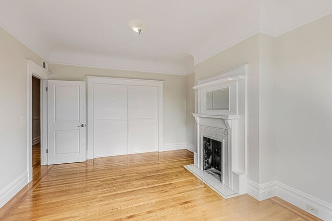 Building Photo - Stylish Top-Floor Two Bedroom and One and ...