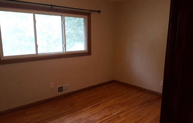 Building Photo - Stunning 3 Bedroom 2 Bathroom Home in St. Paul Park!