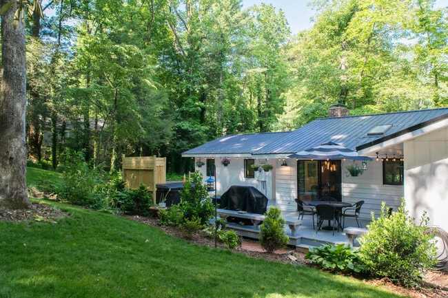 Building Photo - 2750 Holly Hill Dr