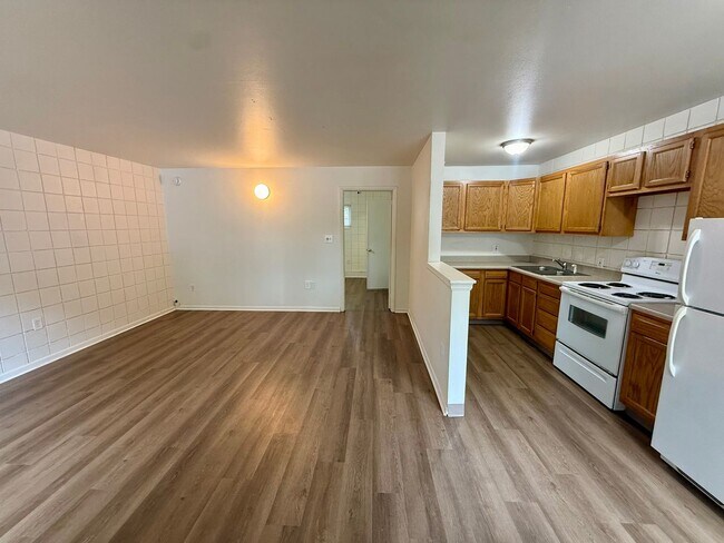 Building Photo - 509 S Bryan Ave