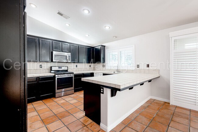 Building Photo - 3 Bedroom/2 Bath Home with Solar in the De...
