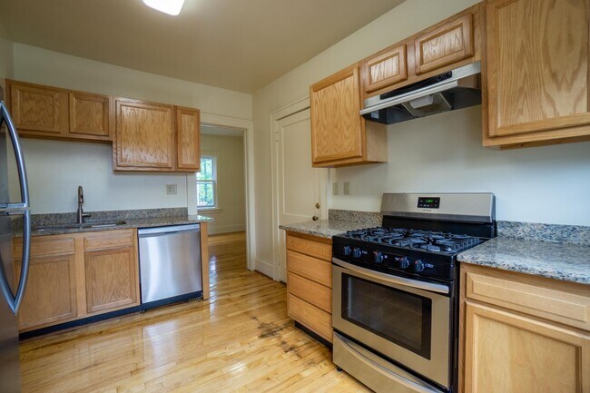 Building Photo - Newly Renovated First Floor Flat-Bright, S...