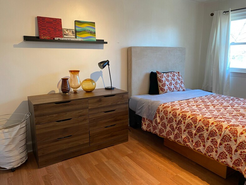 Building Photo - 423 21st St NE