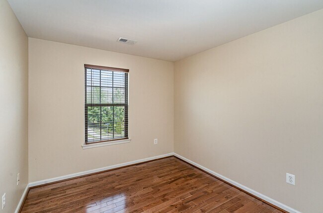 Building Photo - NORTH STAFFORD WELL MAINTAINED TOWNHOME FOR RENT