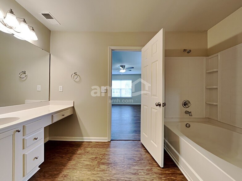 Building Photo - 1103 Homework Ave