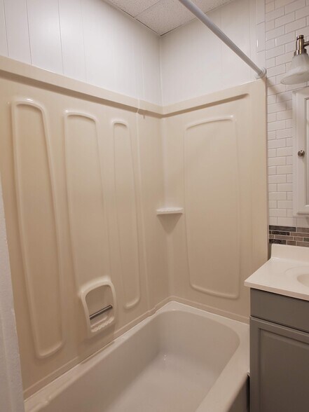 Building Photo - 658 Grand St