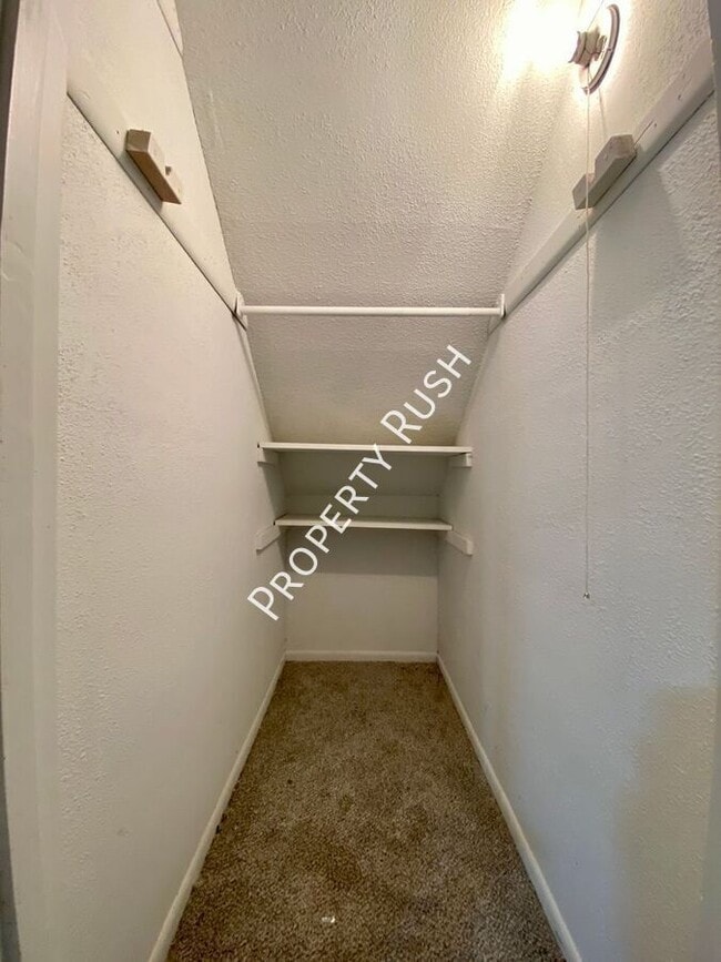 Building Photo - 922 Delores Dr