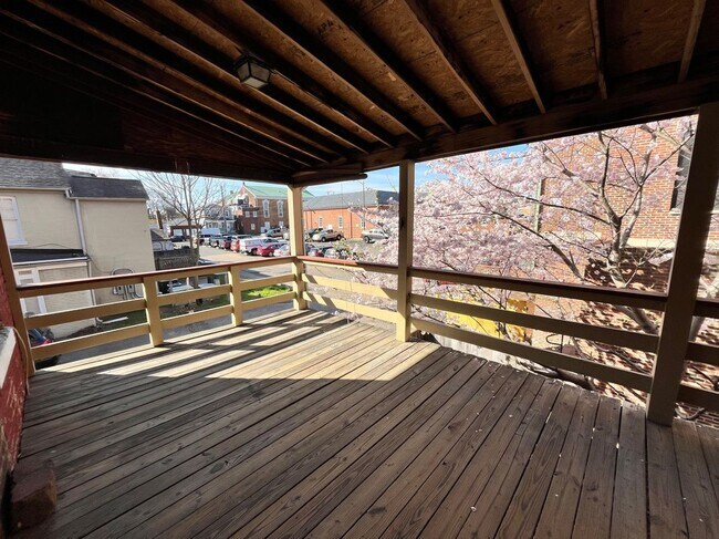 Building Photo - 610 Caroline St