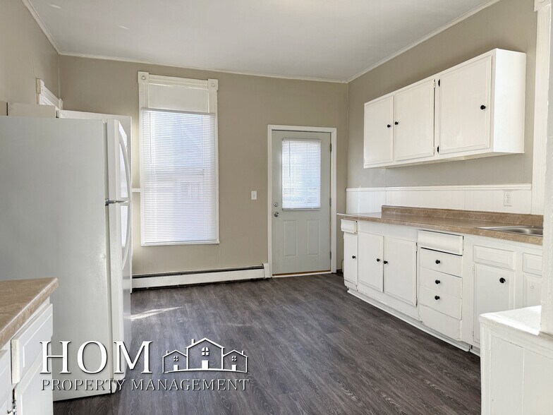 Building Photo - 229 Center St