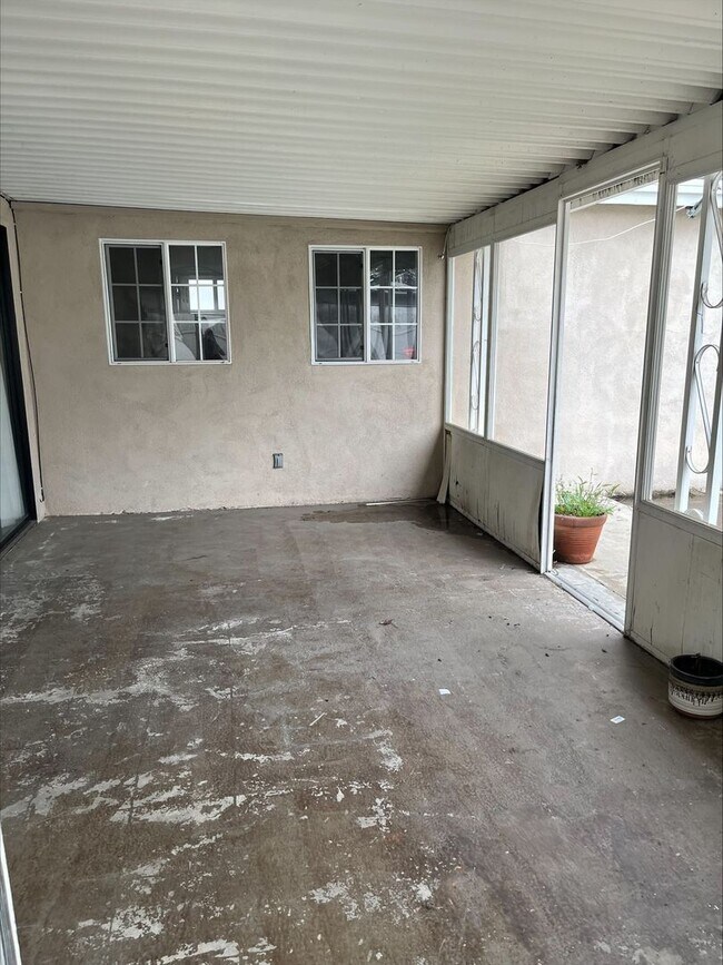 Building Photo - 3-bedrooms 2-bathrooms House for rent in Covina