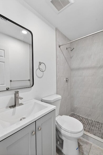 Building Photo - 917 W 2nd St