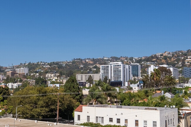 Building Photo - 855 N Croft Ave