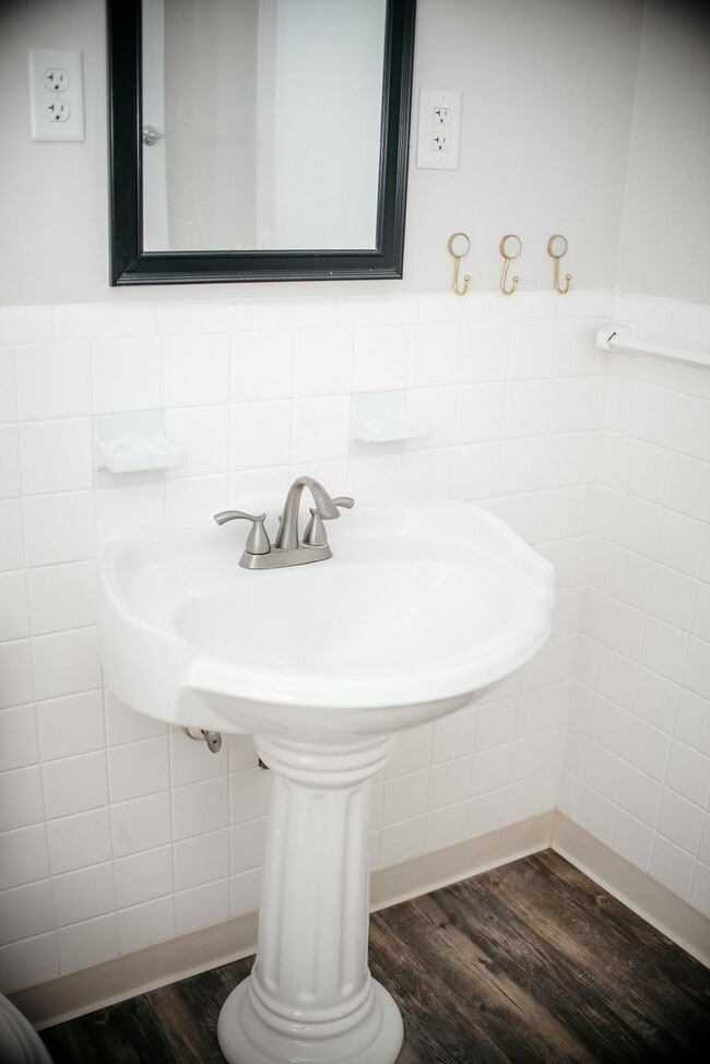 Building Photo - 870 E Main St