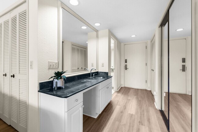 Building Photo - Furnished Resort 2/2 Condo, on Golf Course, Lake Views