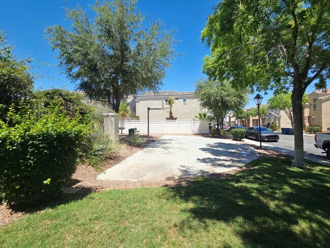 Building Photo - CHARMING 2 BED/ 2 BATH HOME WITH LOFT LOCATED IN LAMPLIGHT GARDENS!