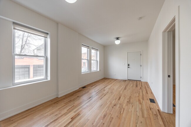 Building Photo - 3051 W Medill Ave