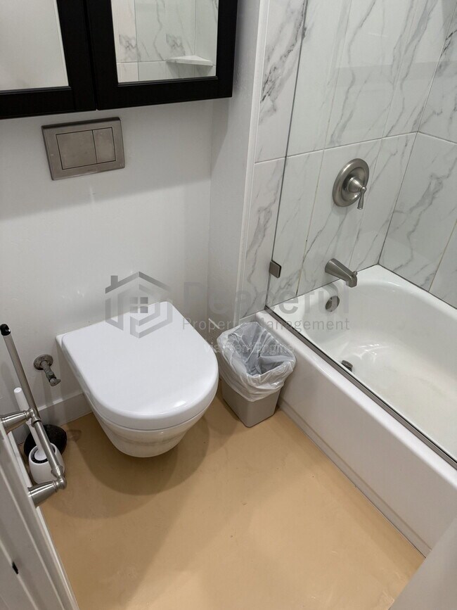 Building Photo - 2324 S Green St