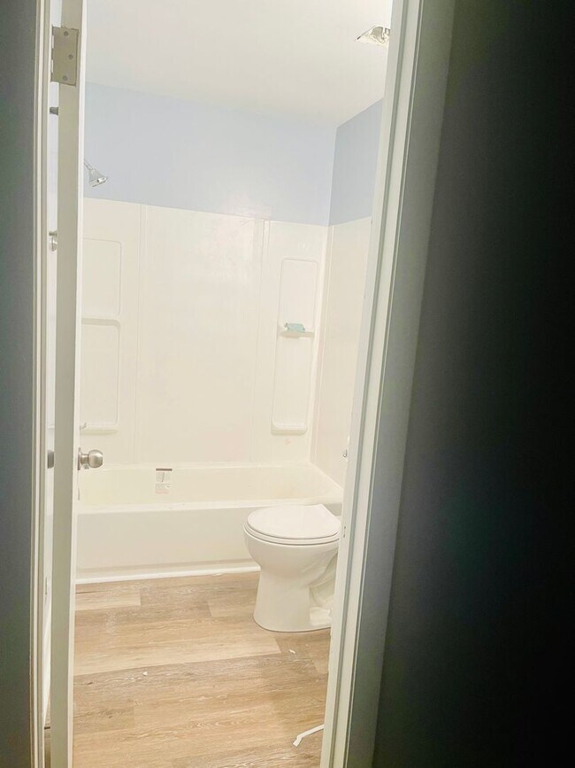 Building Photo - Beautiful recently Renovated 2 Bedroom 1.5...