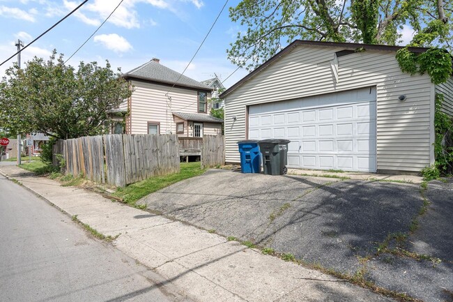 Building Photo - Large 4 Bedroom Home