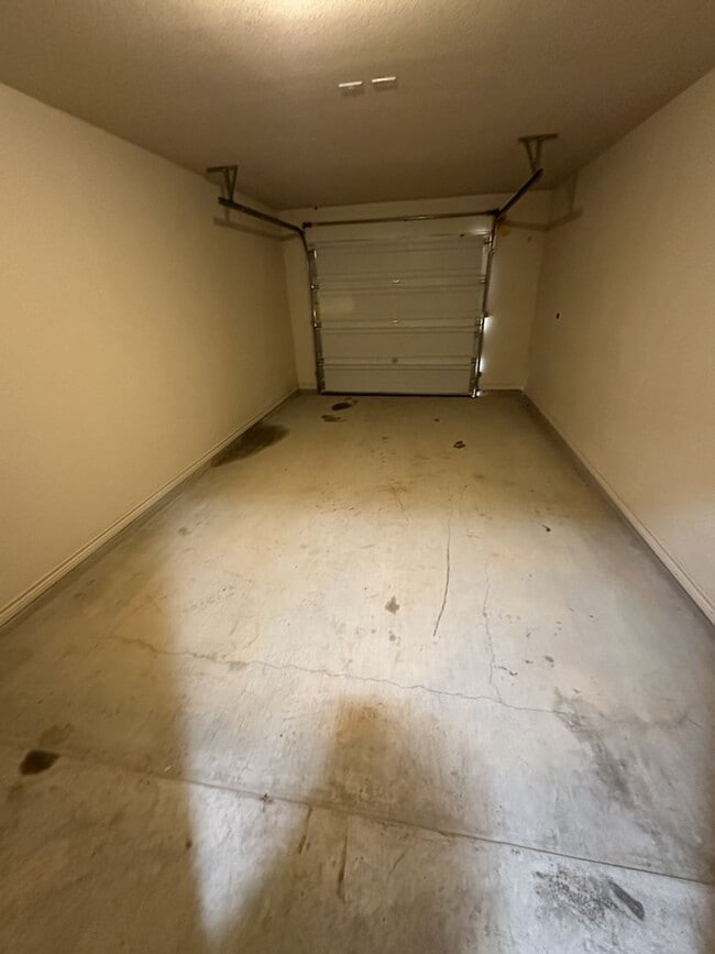 Building Photo - AVAILABLE NOW! (SECTION 8 ACCEPTED)