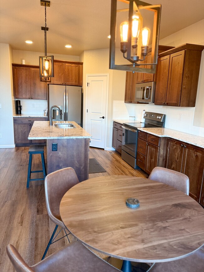 Building Photo - 724 Pioneer Dr