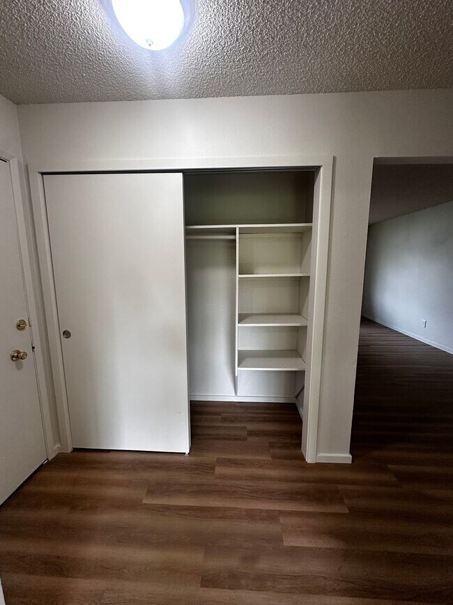Building Photo - Spacious 3-Bedroom Apartment with Limited-...