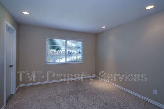 Building Photo - 485 Meadowbrook Dr