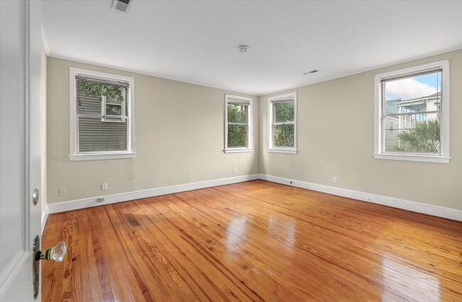 Building Photo - Harleston Village 3 Bed/2.5 Bath Gem Avail...