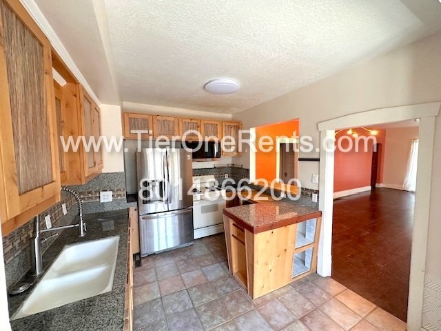 Building Photo - This property offers a NO DEPOSIT option available for qualified renters!