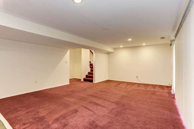 Building Photo - 3 Bed 2 Full Bath 2 Half Bath - North Beth...